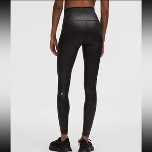 Lululemon Wunder Train High-Rise Tight
28" Foil. Size 8. EUC-worn once